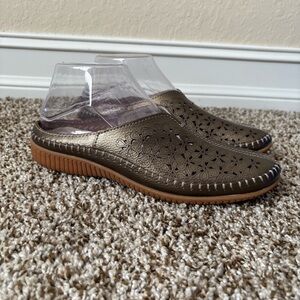 Spring Step | Women's Gold Floral Parre Slip On Clogs Size EU 38 US 7.5-8